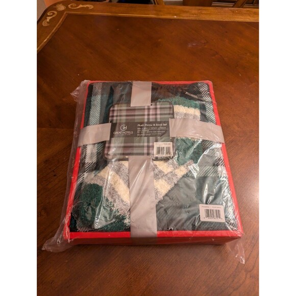 Great Hotels PlushThrow & Sock Set Throw 50" x 60" Green - Picture 2 of 5
